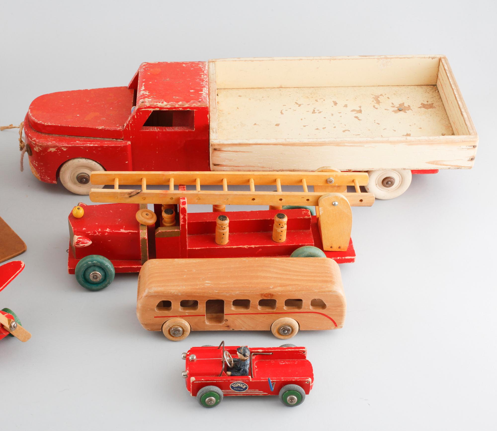 Seven pieces of wooden toys, i.a made by Gemla Leksaksfabrik in Sweden, around mid 20th century.