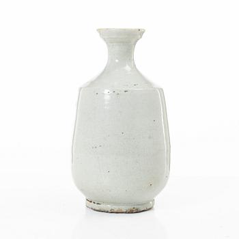 A Korean stoneware bottle, Joseon, 18th/19th century.