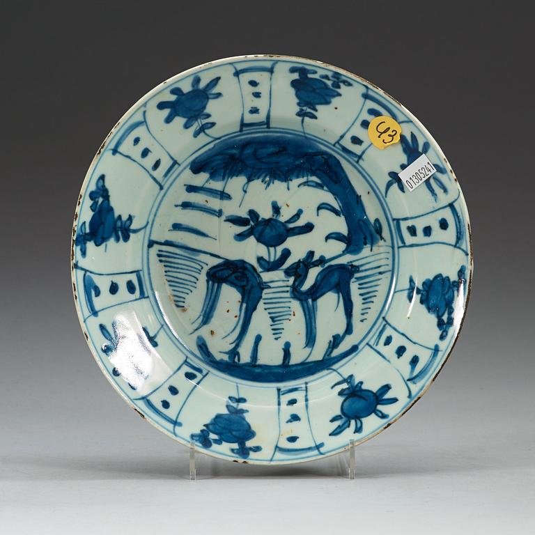 TALLRIKAR, nio stycken snarlika, porslin. Ming dynastin, Wanli (1572-1620).