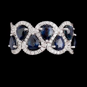 RING, 18 k vitguld, blå safirer tot ca 3.23 ct, briljantslipade diamanter tot ca 0.56 ct.