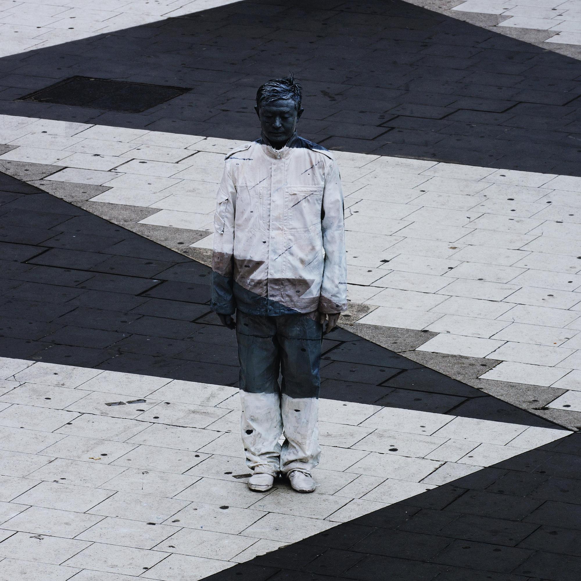 Liu Bolin, "No 1 Square", 2011.