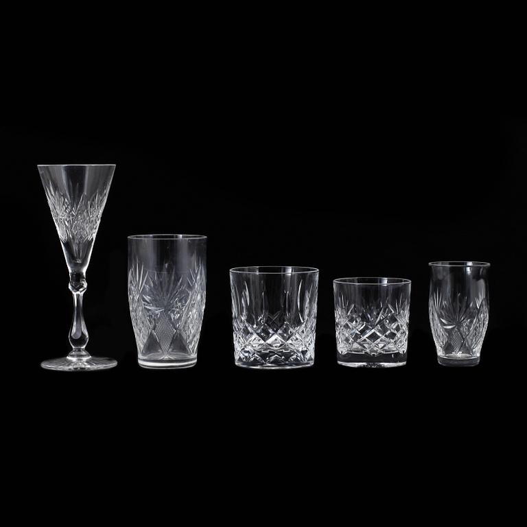 SERVISDELAR, 82 delar, glas, snarlika, omkring sekelskiftet 1900.