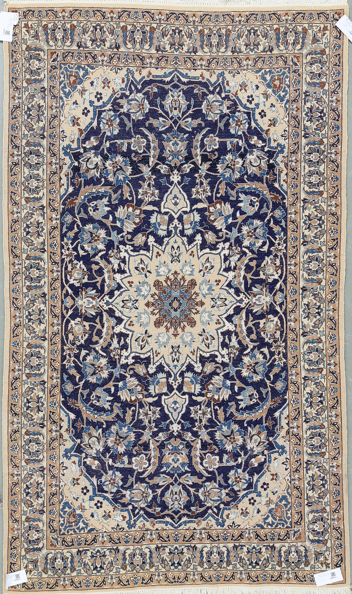 MATTA, sannolikt Nain part silk. Ca 203 x 116,5 cm.