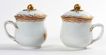 CREMEKOPPAR ett par, porslin, Kina 1800-tal.