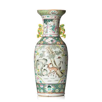 1296. A large famille rose vase, late Qing dynasty/early 20th Century.