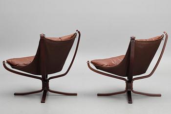 FÅTÖLJER, ett par samt BORD, "Falcon chair", Sigurd Russel, Vatne möbler, Norge, 1970-tal.