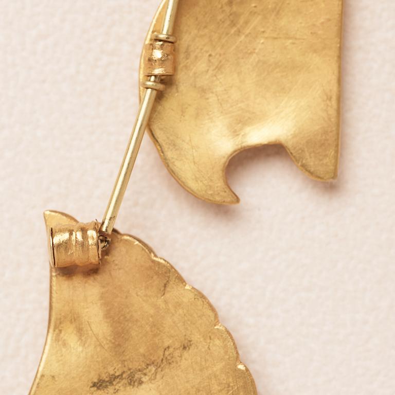 A modern Egyptian-style gold necklace.