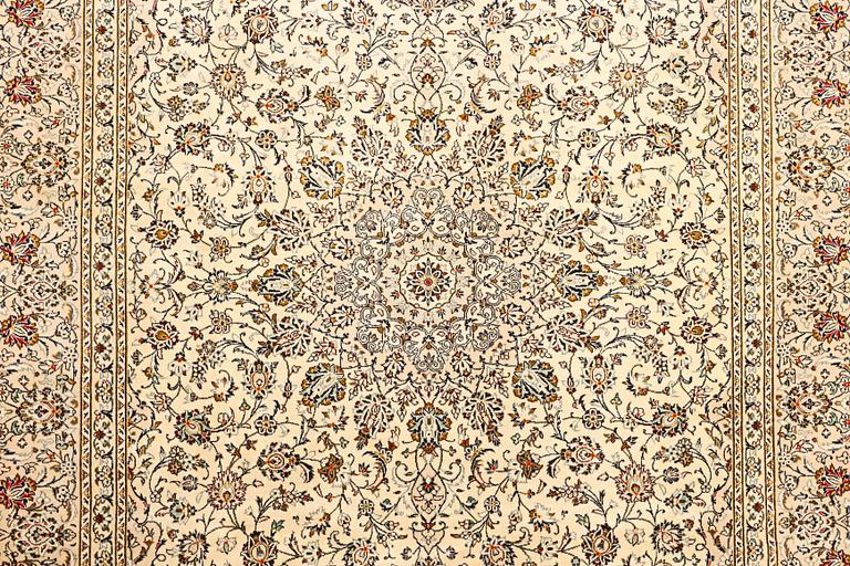 A Kashan carpet, a. 405 x 295 cm.