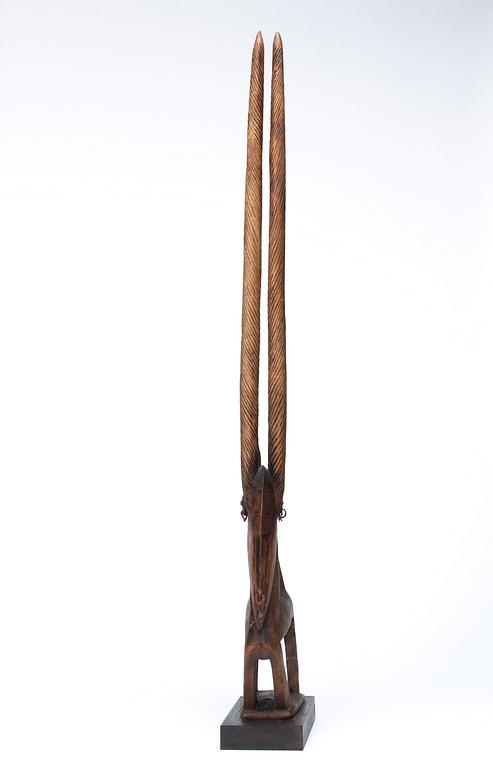 HUVUDPRYDNAD. Tshiwara (stiliserad antilop) - Moderskap. Trä. Bambara-stammen. Mali ca 1940-tal. Höjd 86 cm.
