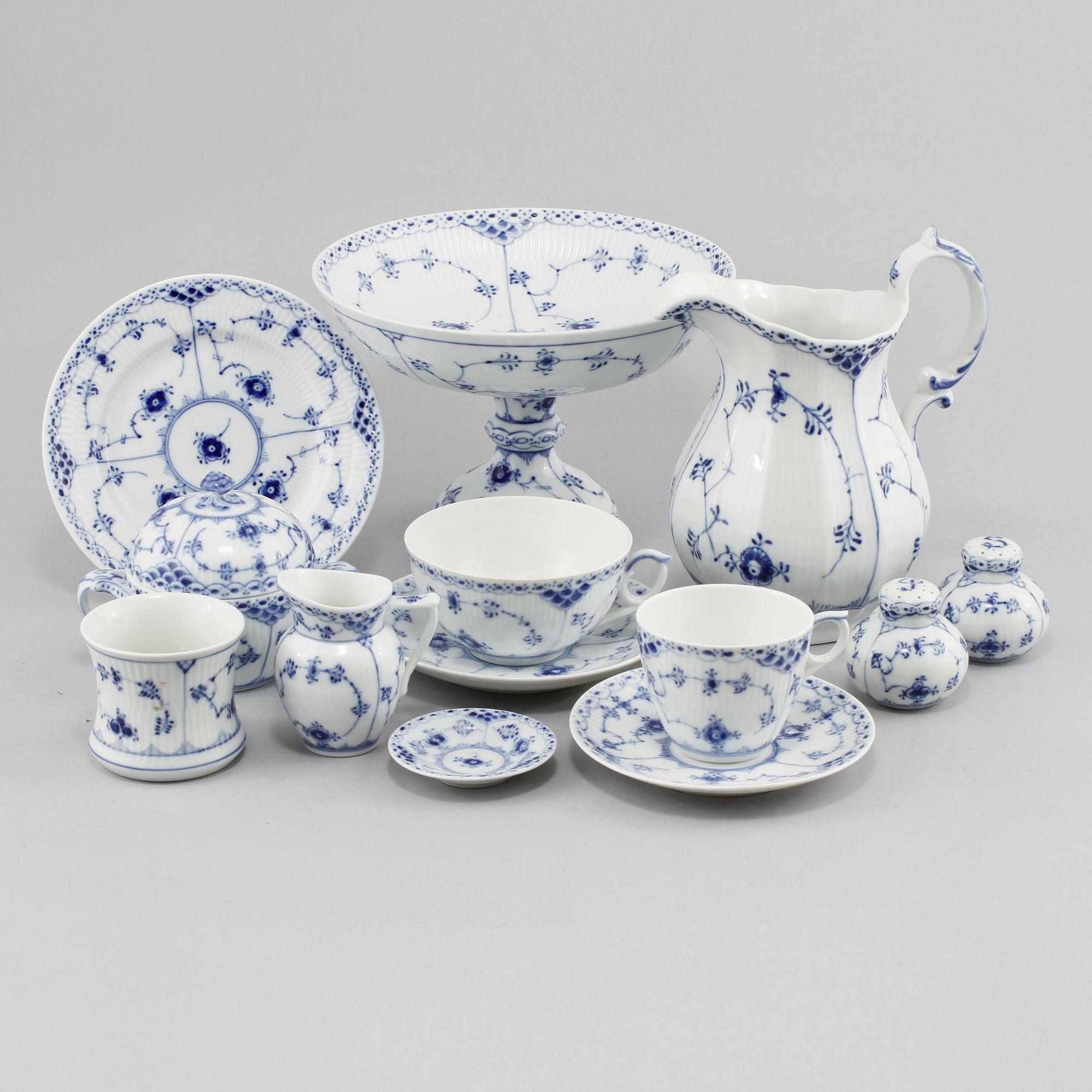 SERVISDELAR, 46 st, "Musselmalet", Royal Copenhagen, 1900-talets andra hälft.