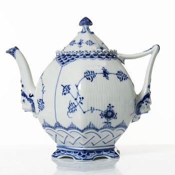 Te- och kaffeservis, 57 delar, porslin, "Musselmalet", Royal Copenhagen, Danmark.
