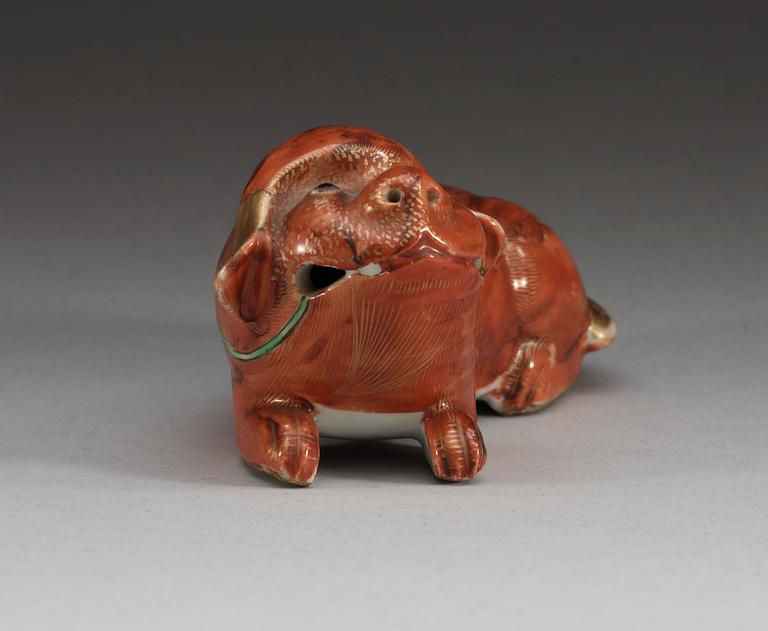 A famille rose figurin of a dog, late Qing dynasty.