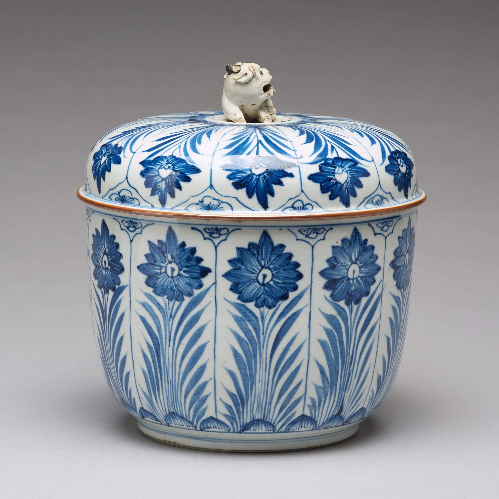 SKÅL med LOCK, porslin. Qingdynastin, Kangxi (1662-1722).