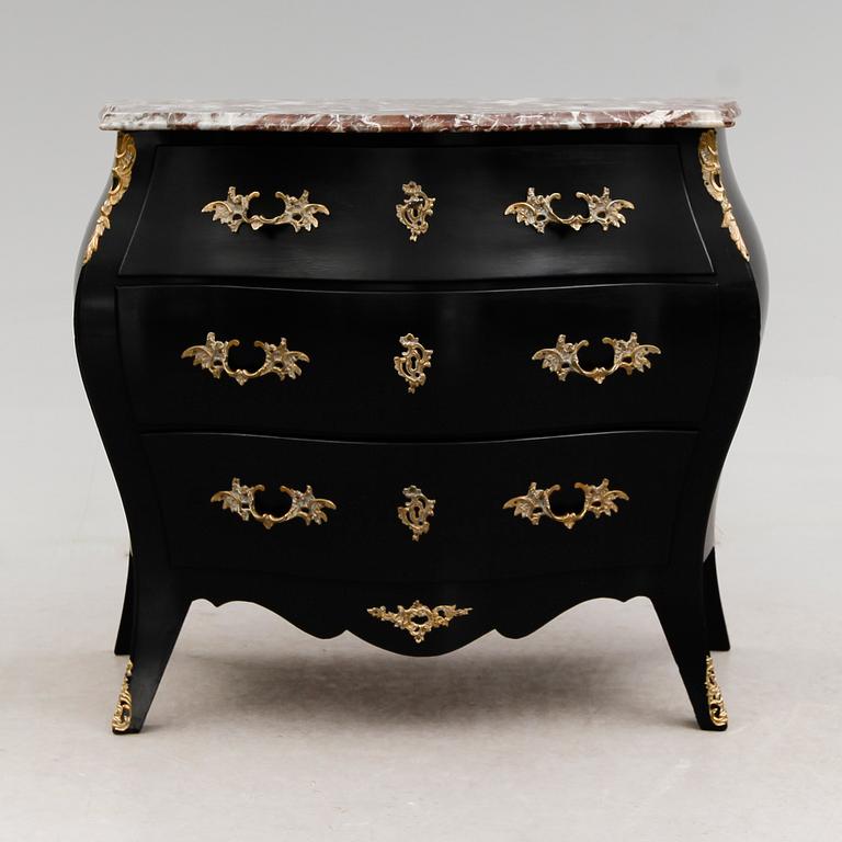 BYRÅ, rokokostil, 1900-talets andra hälft.