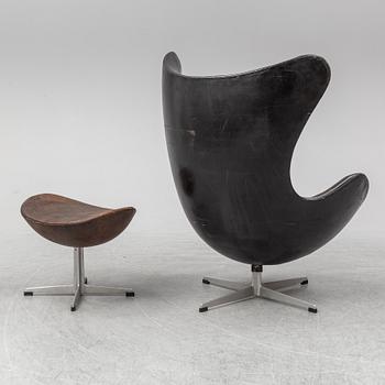 ARNE JACOBSEN, an 'Egg' leather covered easy chair and ottoman, Fritz Hansen, Denmark.