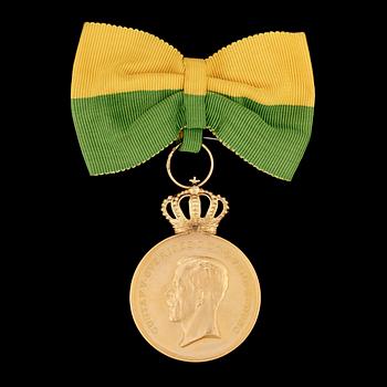 MEDALJ, 18 k, guld, "Kungliga Patriotiska Sällskapet", 1951. Totalvikt med band ca 26 gram.