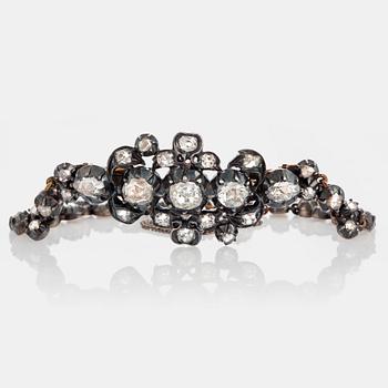 1007. Armband med rosen- och gammalslipade diamanter.