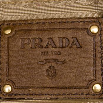 LAUKKU, Prada.