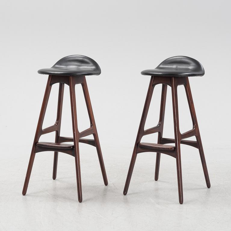 Erik Buch, barpallar/barstolar, ett par,
Odense Maskinsnedkeri A-S,
Danmark, 1960-tal.