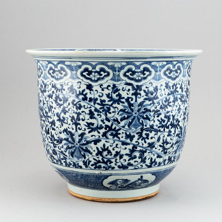 A blue and white flower pot, Qing dynasty, 19th Century.
