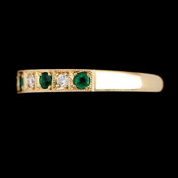 RING, 18 k guld, med 4 smaragder och 3 diamanter. Vikt ca 3 gram.