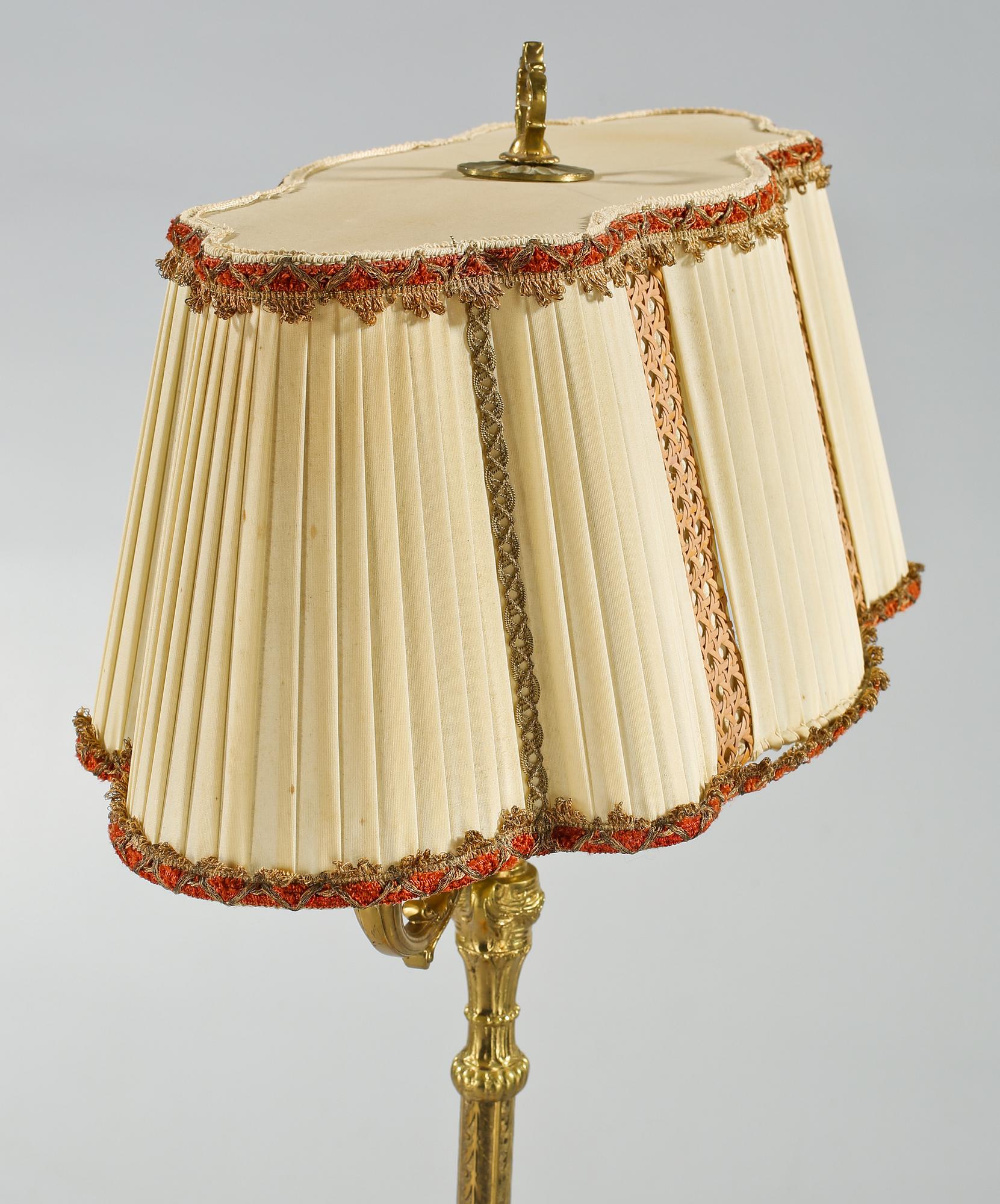 GOLVLAMPA, omkring 1900-talets mitt.