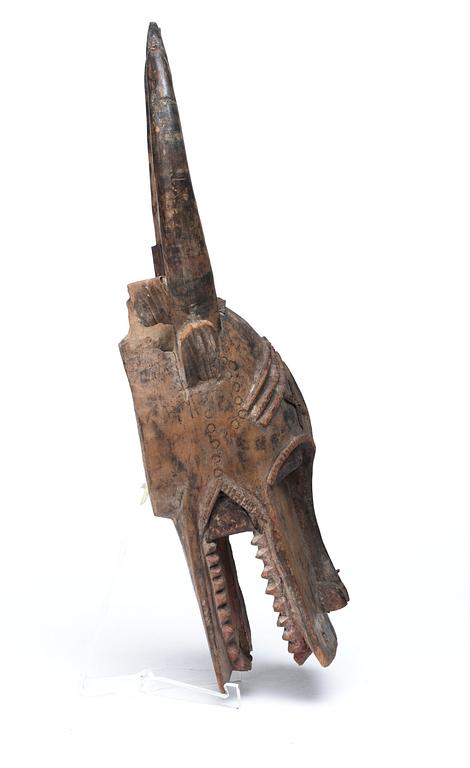 HUVUDPRYDNAD. Buffelhuvud. Trä och metall. Senufo-stammen. Côte d'Ivoire (Elfenbenskusten) 1940-tal. Höjd 42,5 cm.