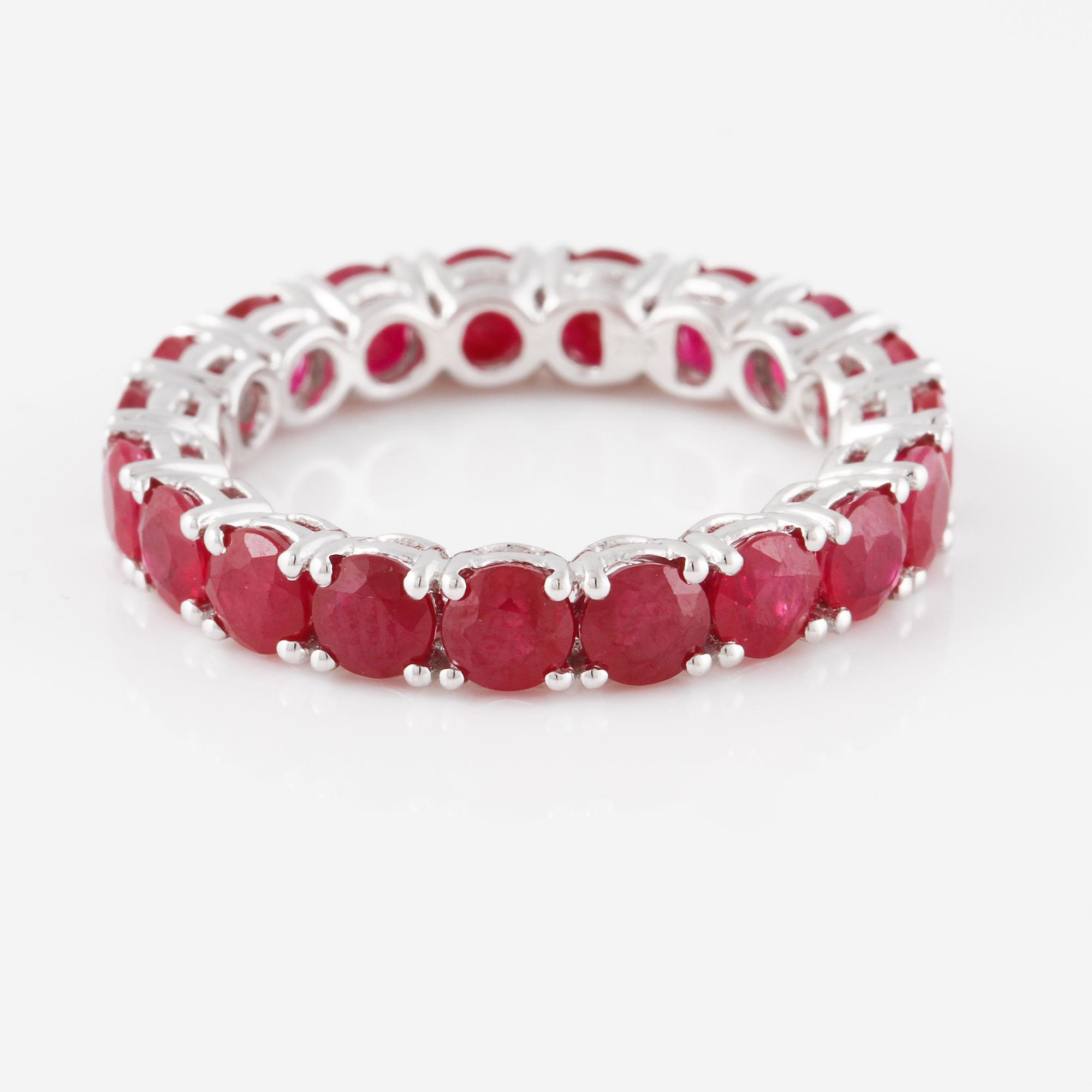 RING, med fasettslipade rubiner ca 4.40 ct.