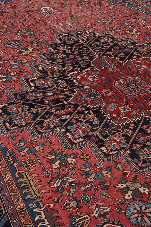 A CARPET, a semi-antique Heriz, ca 589 x 345,5 cm.