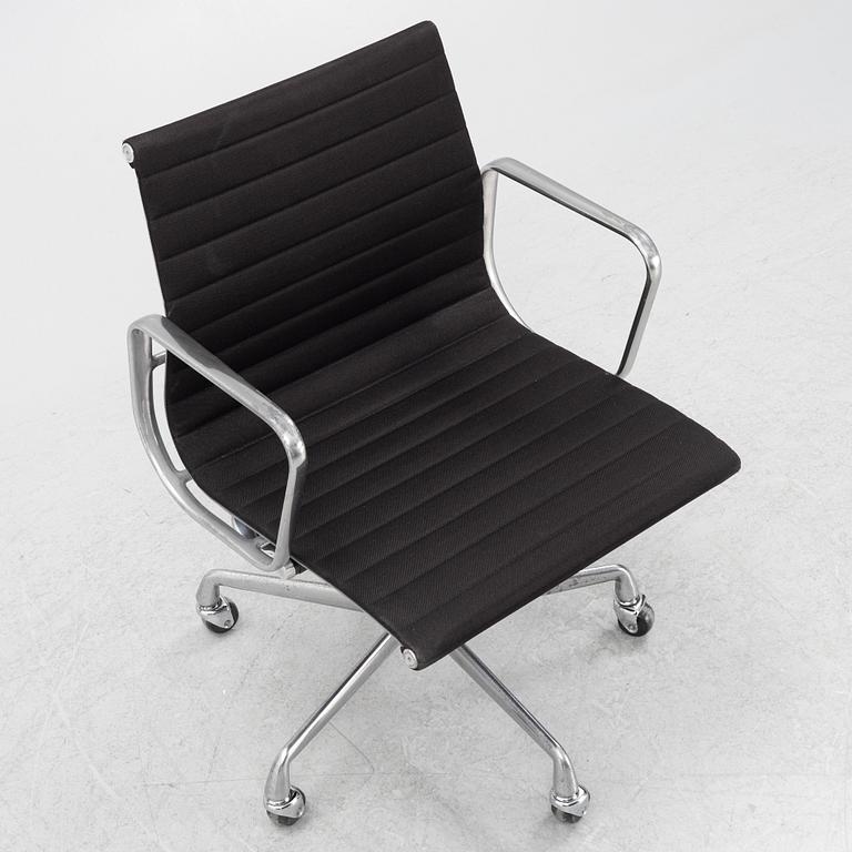 Charles & Ray Eames, swivel chair, 'EA 335', Norman Miller 1997.