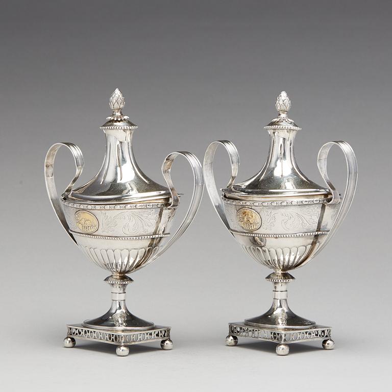 Hans Lyberg, sockerskålar med lock, ett par, silver, Borås 1805. Sengustavianska.