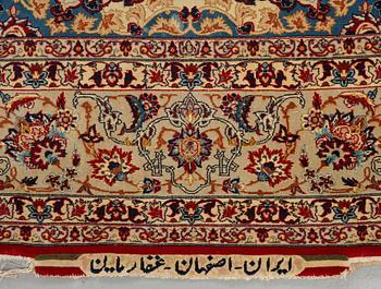 Matta, old Isfahan, signerad, ca 217,5 x 176,5 cm.