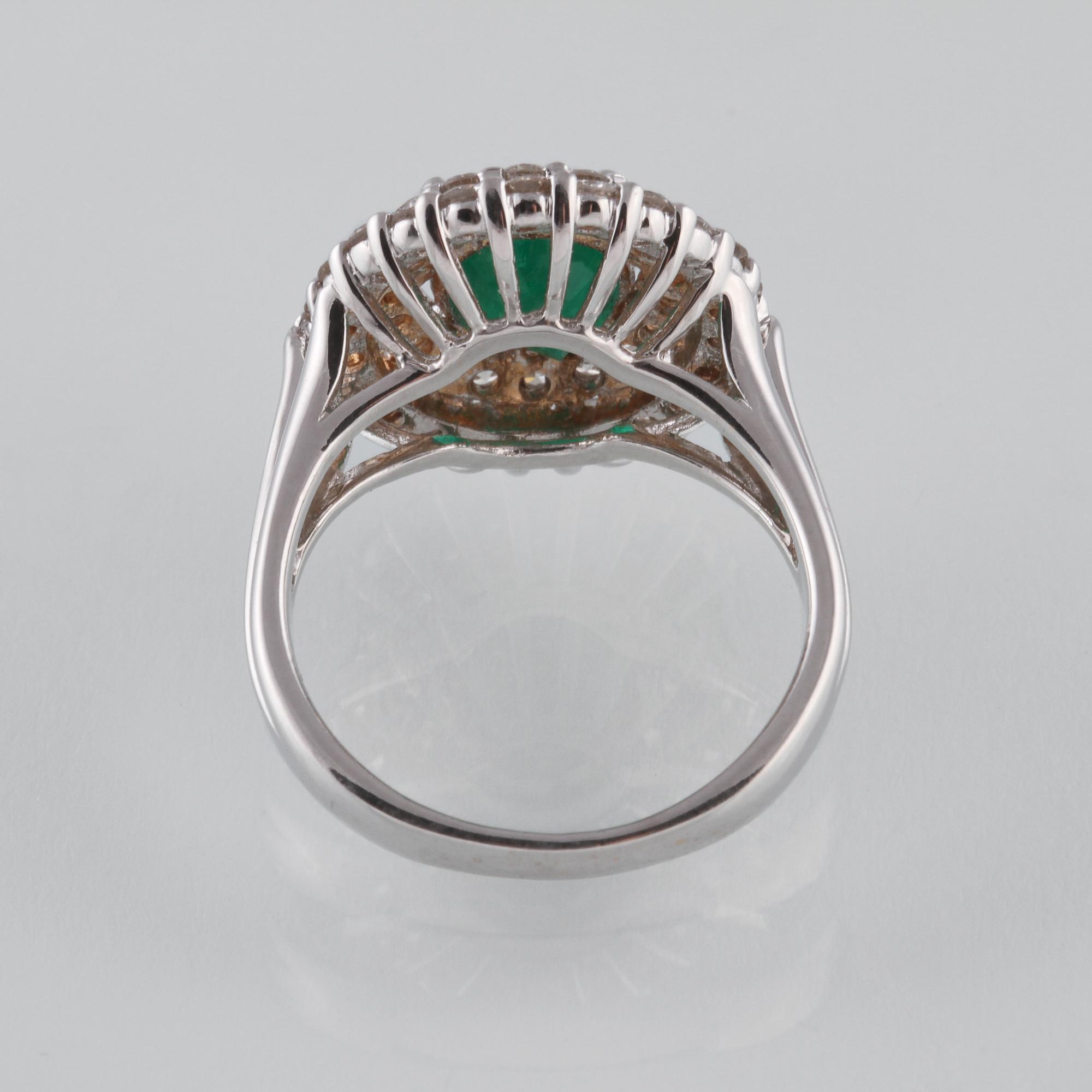 RING, 18K vitguld med ovalsslipad smaragd ca 1.66 ct samt briljantslipade diamanter ca 1.5 ct. Vikt 7,0 gram.