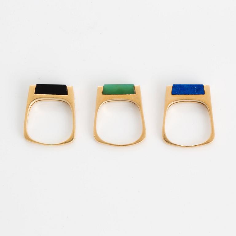 Three rings in 18K gold set with lapis lazuli, onyx and green quartz.