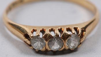 RINGAR, 3 st, guld. Briljanter resp strass.