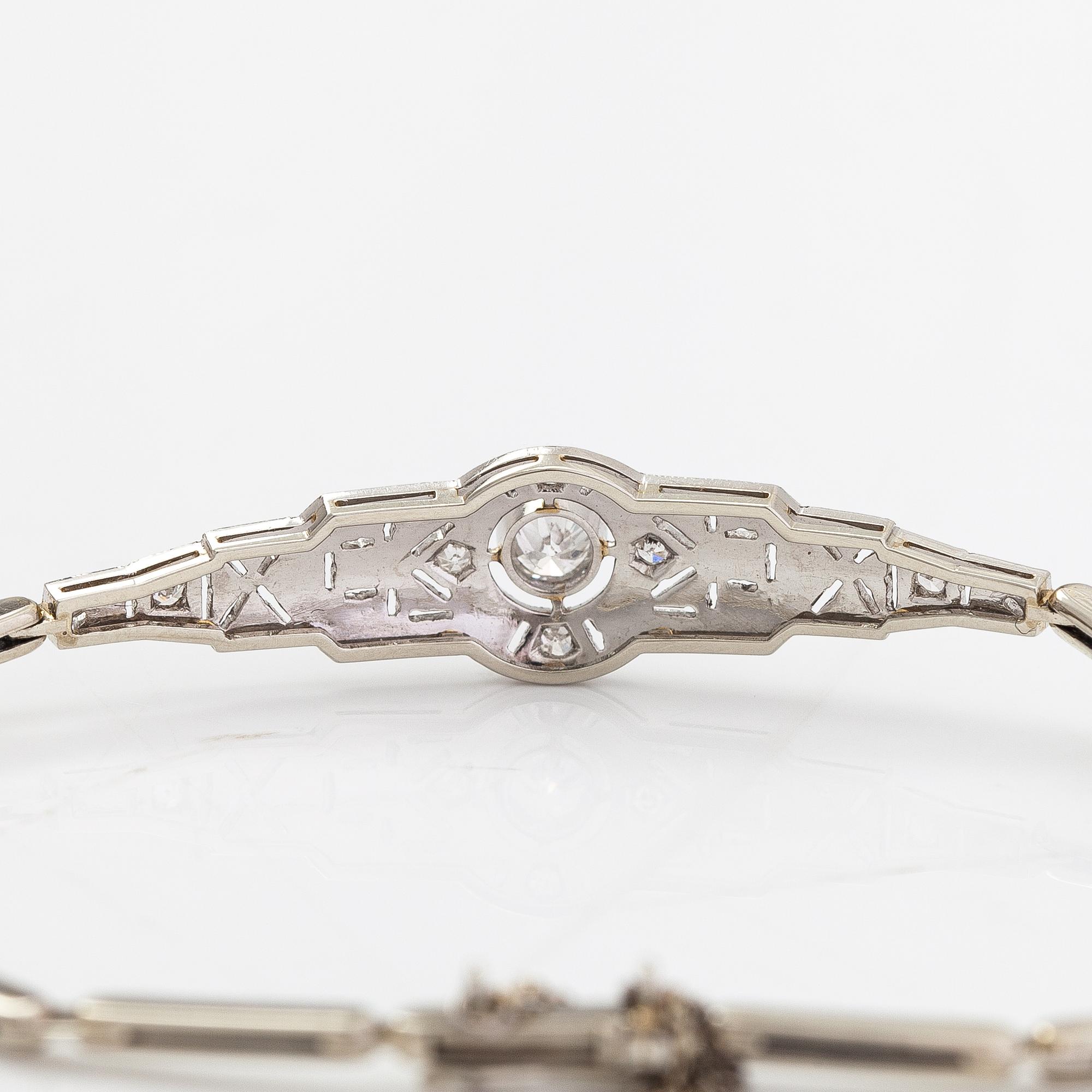 An 18K white gold bracelet with diamonds ca. 0.20 ct in total. A.R.Weckman, Helsinki 1939.