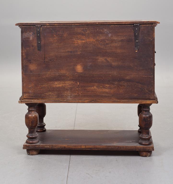 KISTA PÅ BENSTÄLLNING, barockstil. 1800/1900-tal.