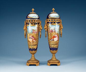 URNOR, ett par, porslin och metall. Frankrike, "Sèvres-stil", omkring 1900.