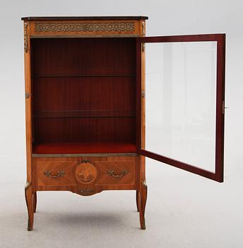 VITRINSKÅP, gustaviansk stil, 1900-talets mitt.