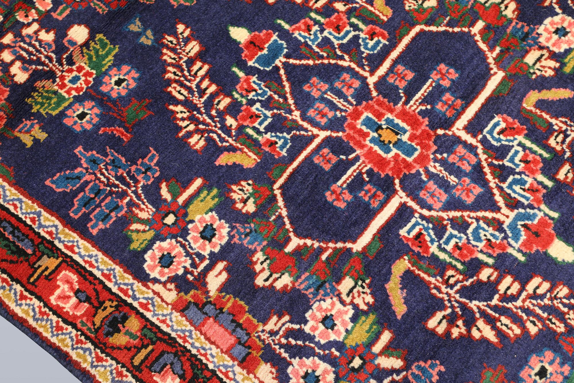 A Hamadan runner, approx. 405 x 108 cm.