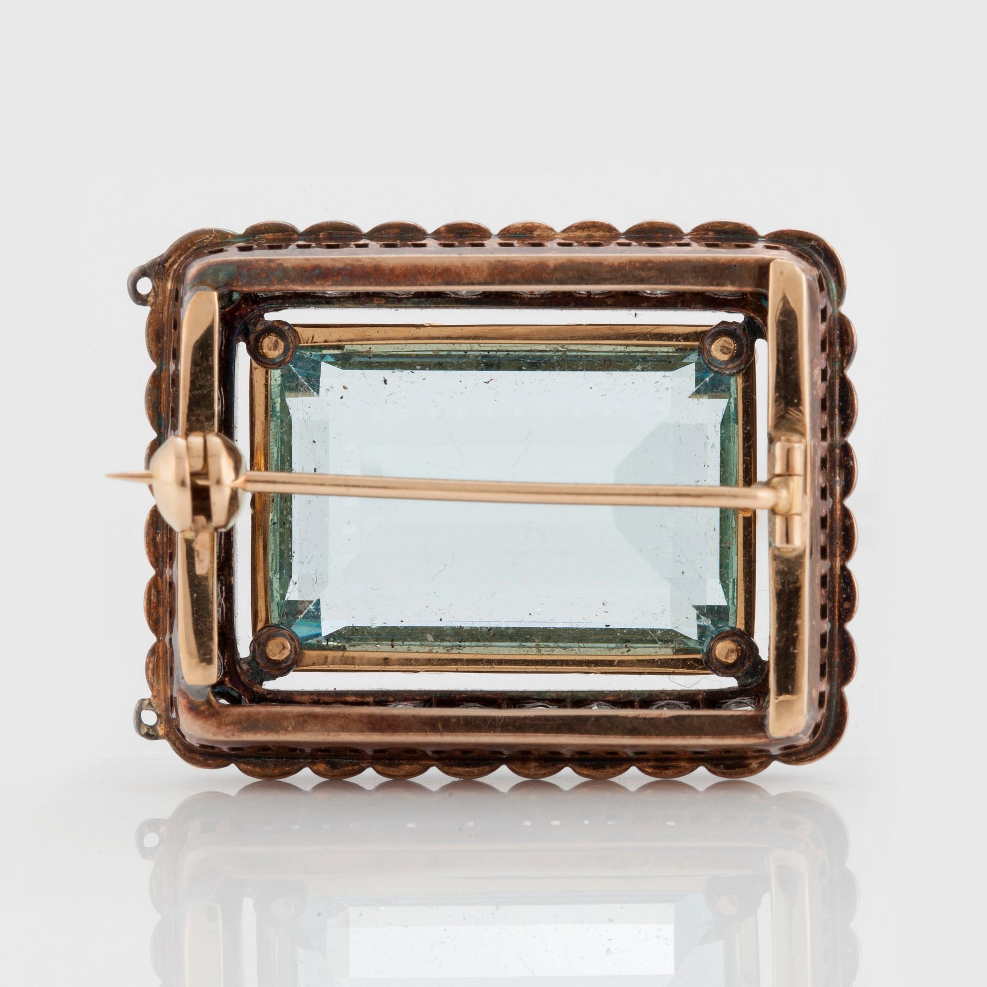 BROSCH med en trappslipad akvamarin samt rosenslipade diamanter.