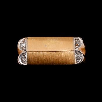 RING, 18 k guld och vitguld, med 4 briljantslipade diamanter. Total vikt 9 g.