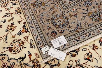A Kashan carpet, a. 292 x 195 cm.