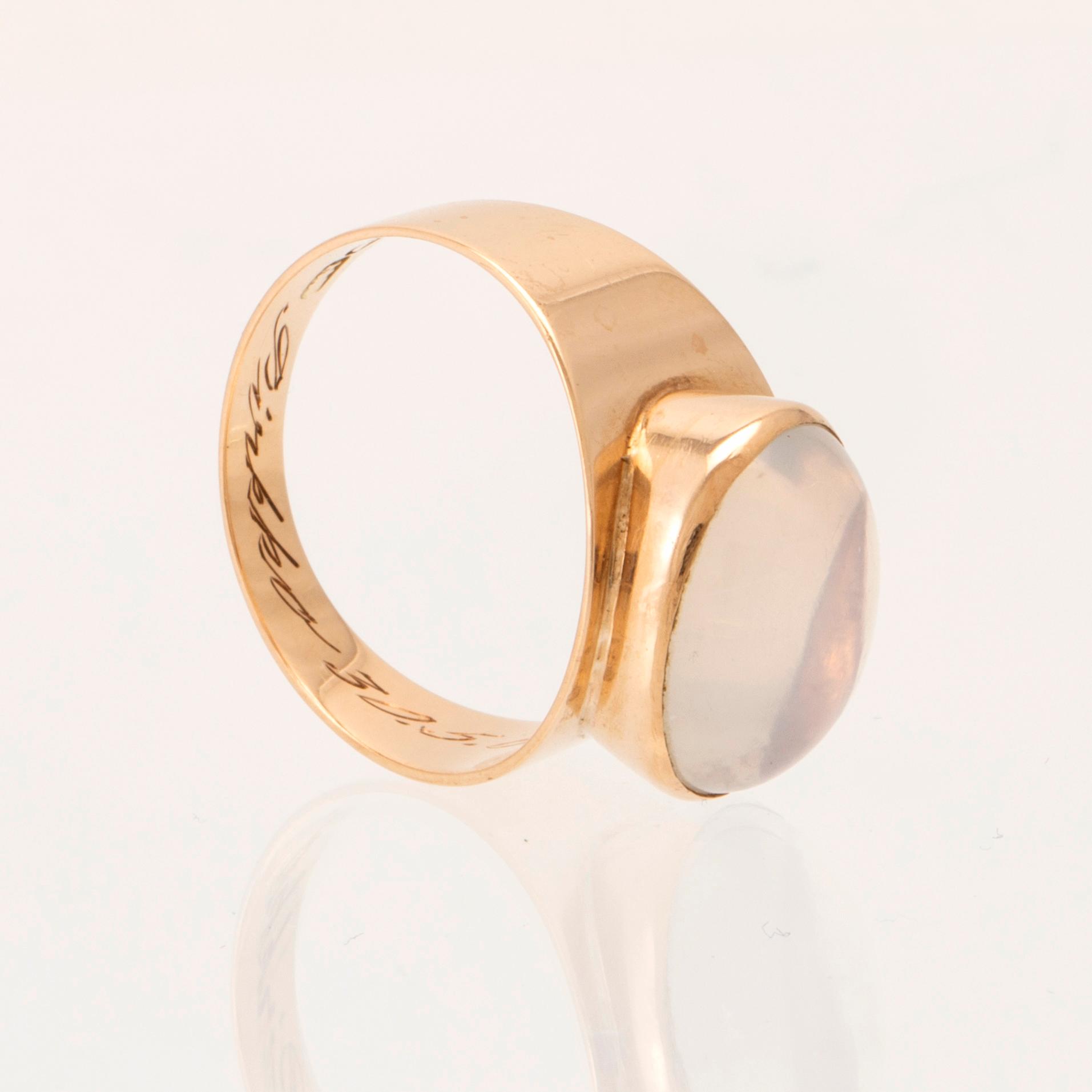 Ring 14K guld med cabochonslipad månsten, Finland 1961.