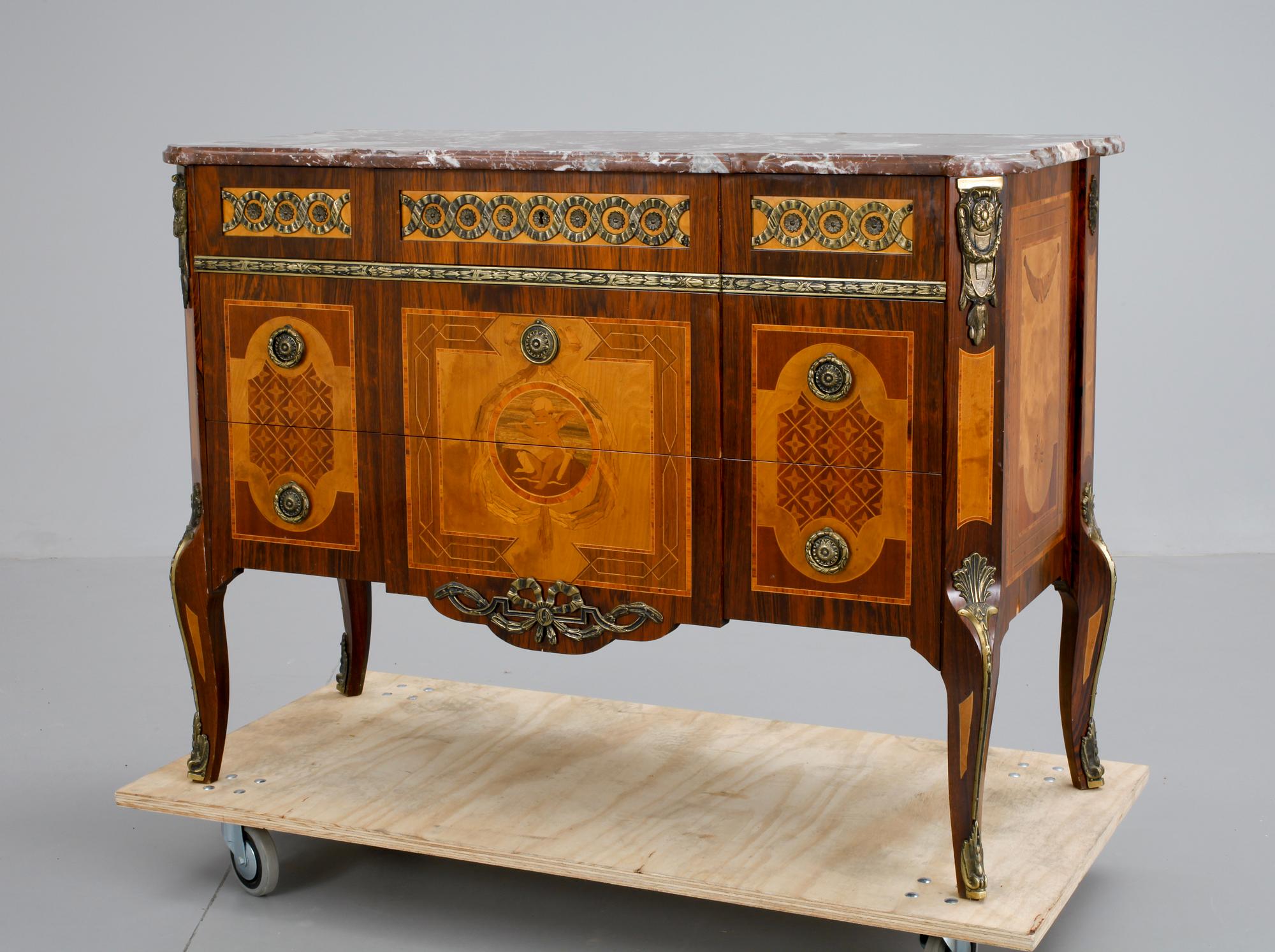 BYRÅ, gustaviansk stil, 1900-tal.