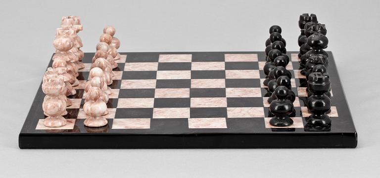 SCHACKBRÄDE MED PJÄSER, sten, 1900-talets andra hälft.