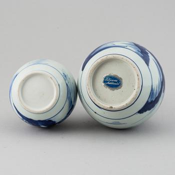 Two blue and white vases, Qing dynasty, 18th/19th Century.