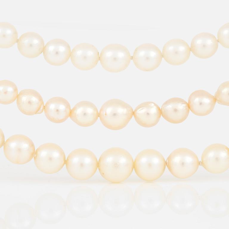 PÄRLCOLLIER, 3 st, med odlade pärlor och silverlås.