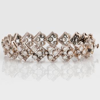 An 18K white gold bracelet set with round brilliant-cut diamonds.