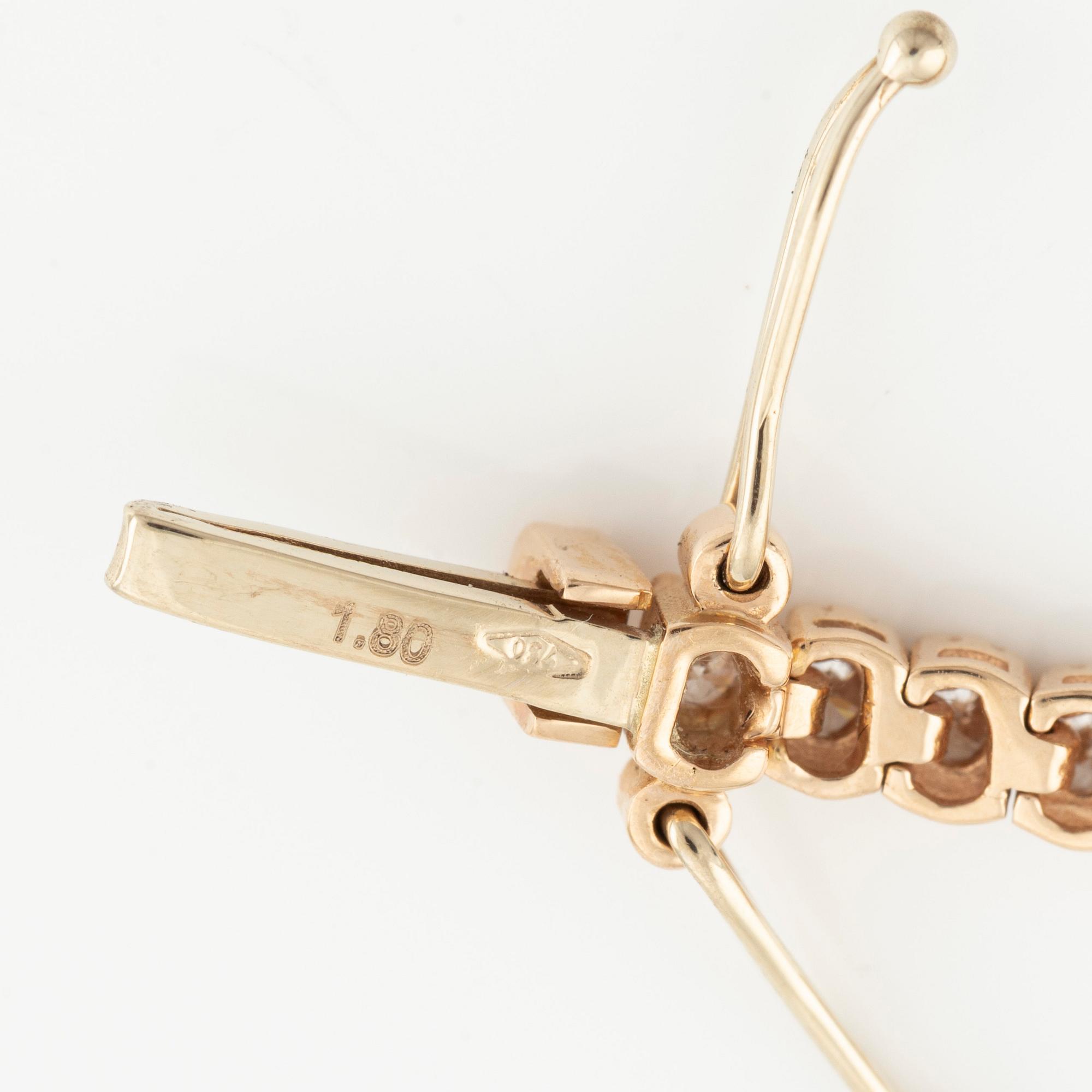 Tennis bracelet with brilliant-cut diamonds.